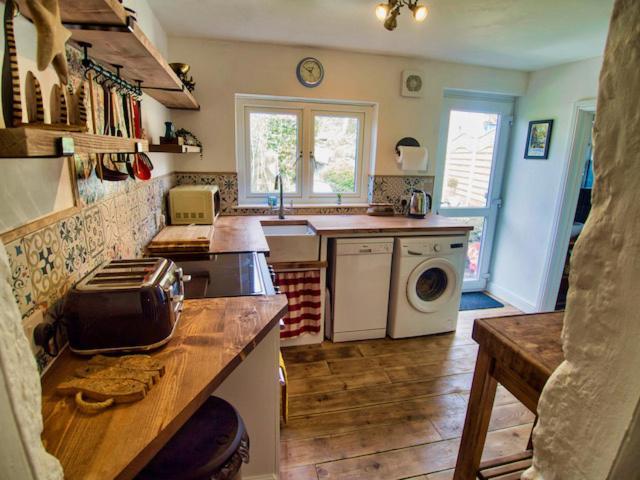 Knocker Cottage Is A 3 Bedroom Made Up Of 1 Double Bedroom And 2 Small Double Bedrooms In Small Village 10 Min To Beaches แคมบอร์น ภายนอก รูปภาพ